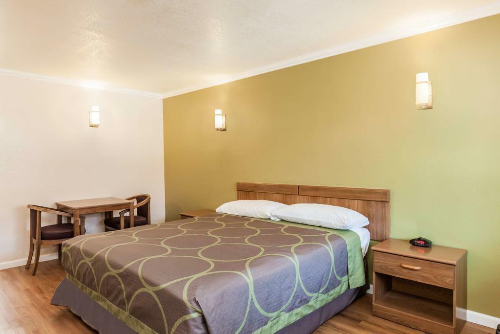 Super 8 By Wyndham Visalia Hotell Eksteriør bilde